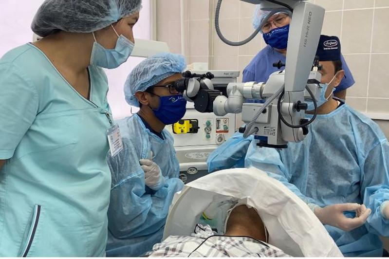 Высокотехнологичные операции на глаза начали проводить в Алматы