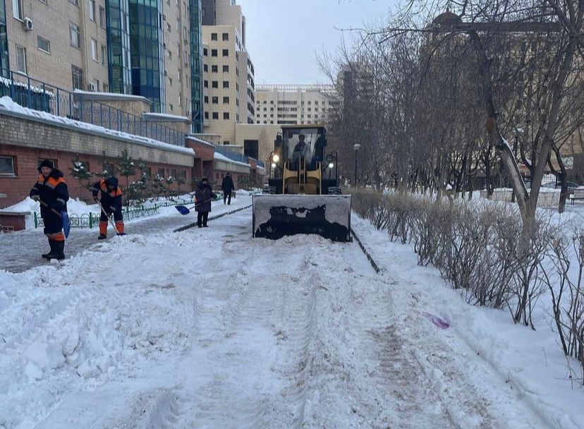 Ведутся работы по очистке снега во внутриквартальных территориях