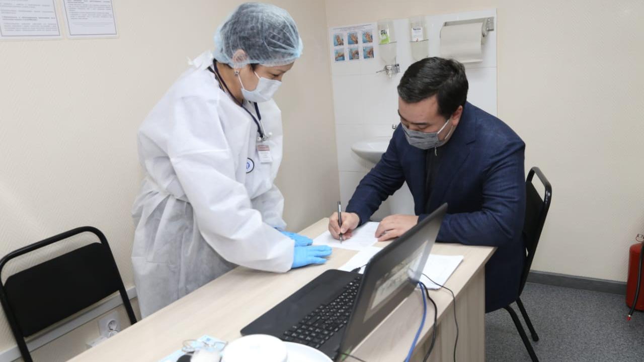 Женис Касымбек привился вакциной от COVID-19