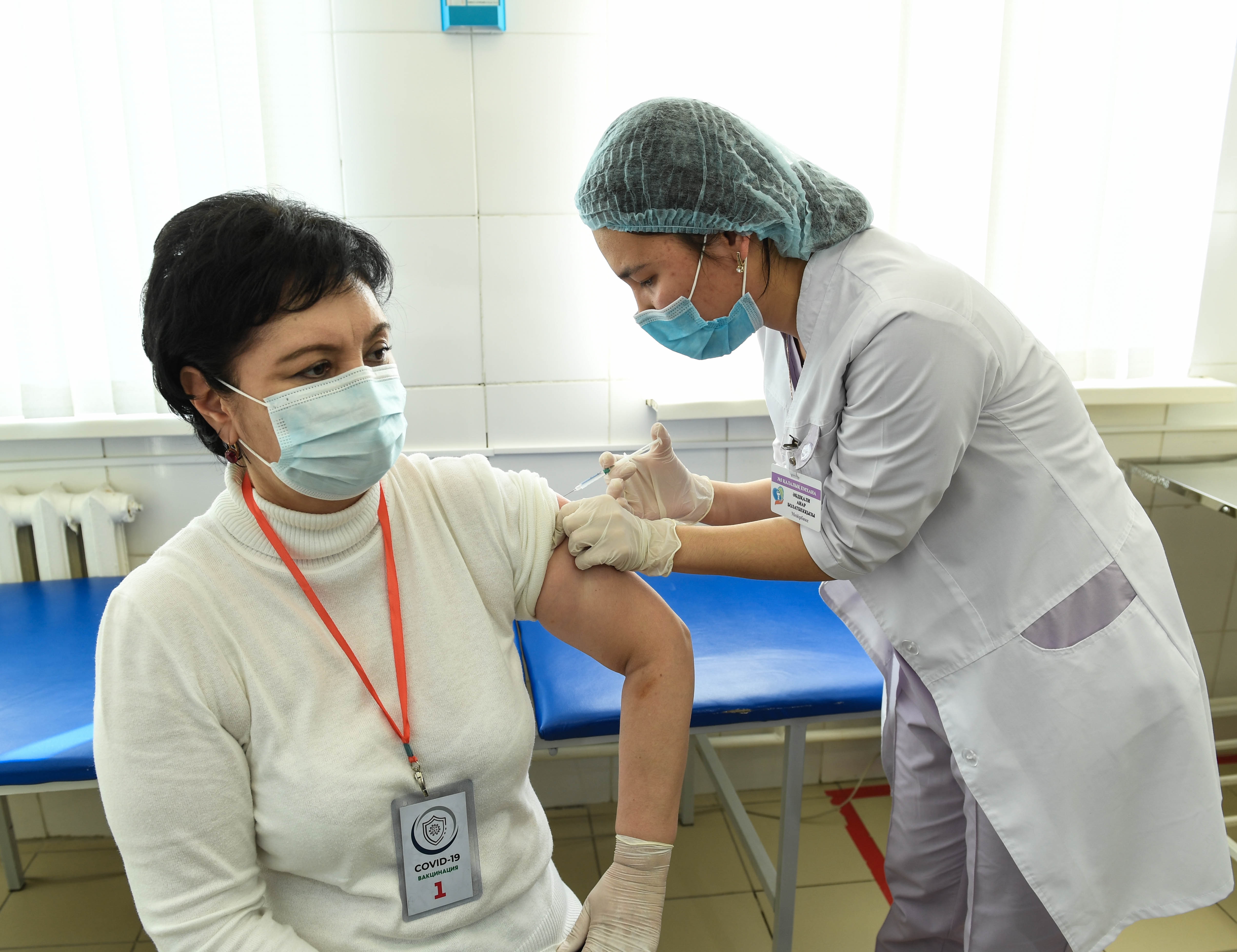 Аким области Гульшара Абдыкаликова сделала прививку против инфекции «COVID-19»