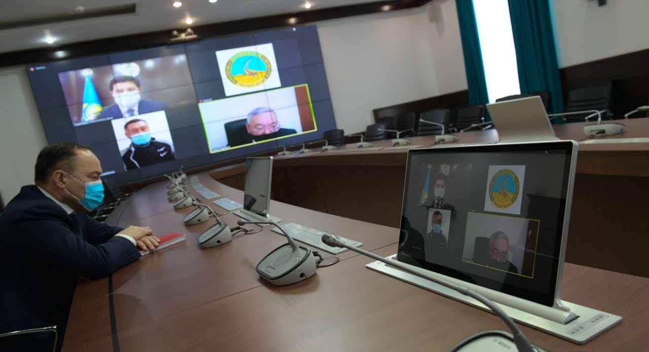Әбілқайыр Сқақов есептік кездесуден кейін азаматтарды қабылдады