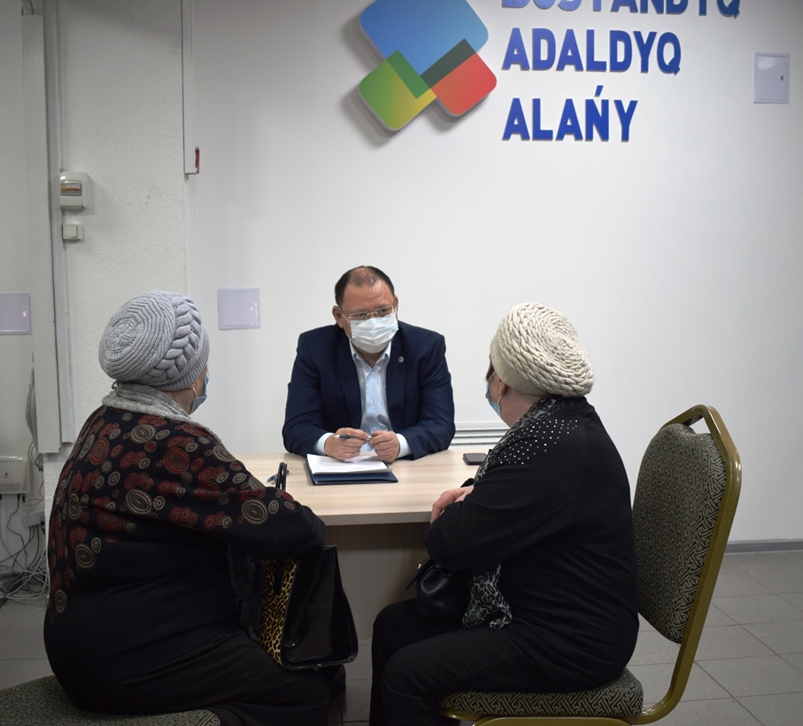 Аудан әкімі азаматтарды жеке сұрақтарымен қабылдады