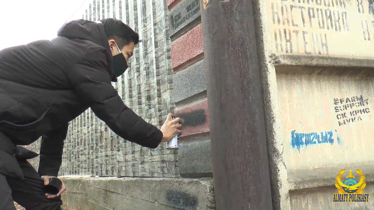Полиция қызметкерлері еріктілермен бірге 100-ден астам тыйым салынған интернет-мекенжайларды бояды