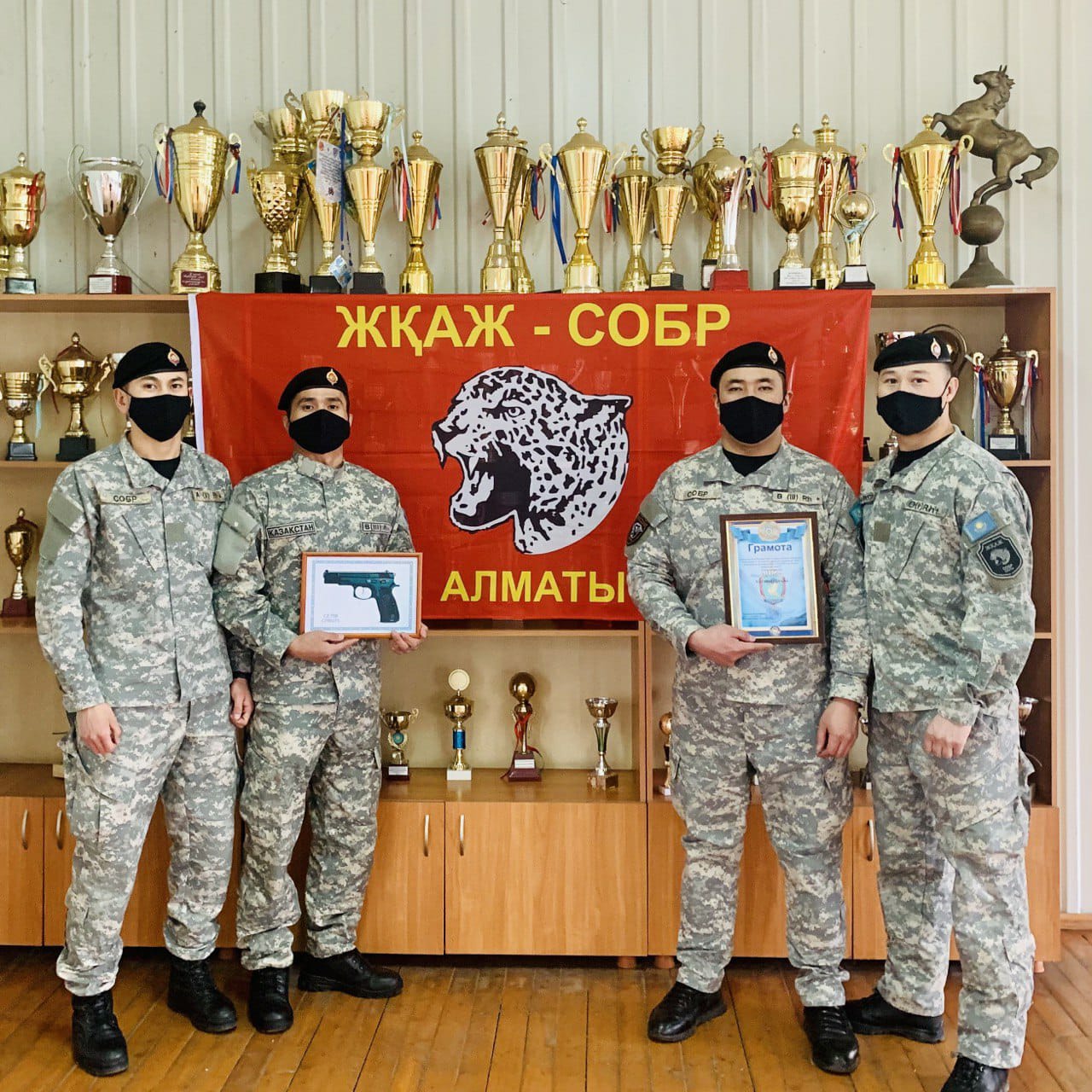 Армян қынаптарының жақыннан жасалған фотосуреттері