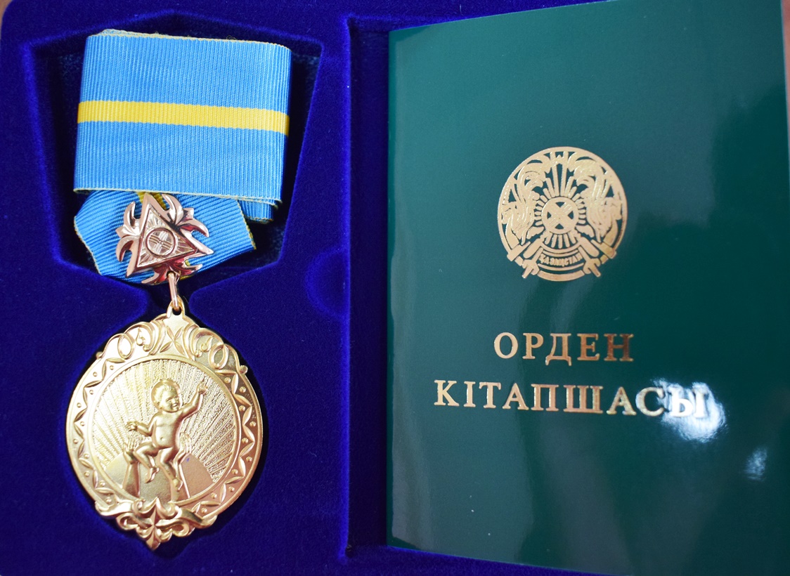 Ол майшабақты кискасына тығып алды