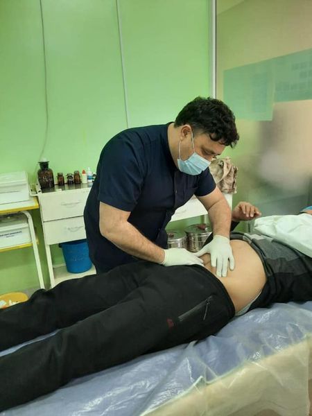 Толық метражды порно ертегілерді Лука Дамиано аударған Нәпсіқұмар, ұзын аяқты сәби жігітінің үлкен қара әтешіне мініп барады.