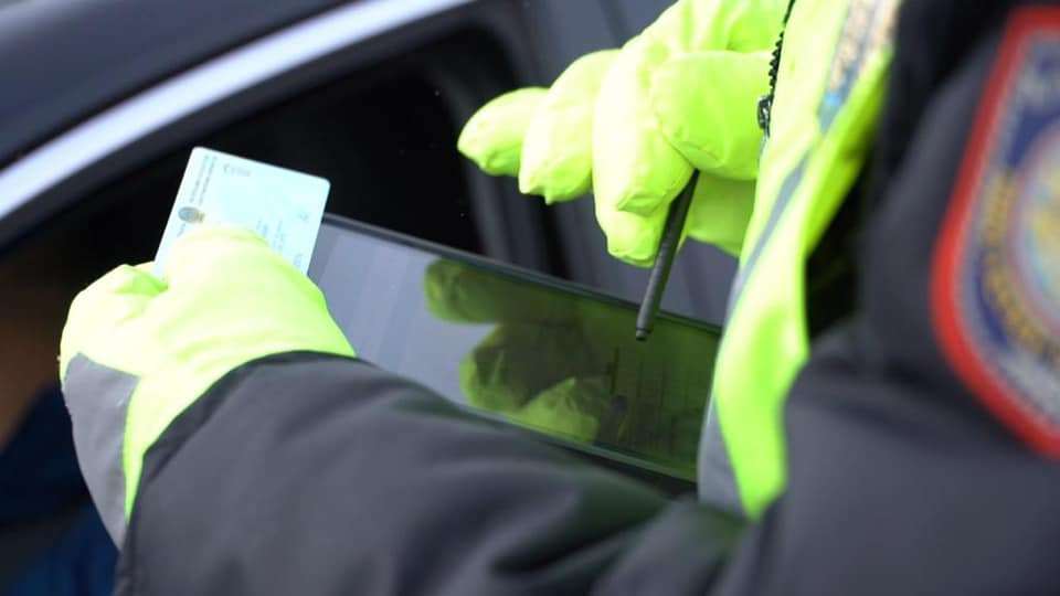 С 13 февраля казахстанцам разрешено управлять автомобилем, не имея при себе водительских прав