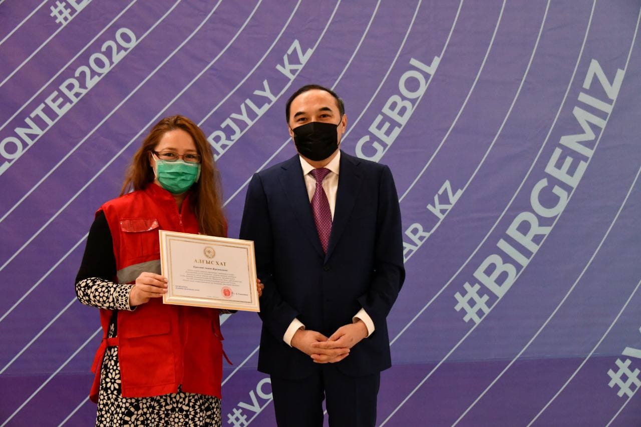 Алматы қ әкімінің орынбасары Ержан Бабакумаров алматылық еріктілерді COVID-19-ға қарсы күреске қосқан үлестері үшін марапаттады