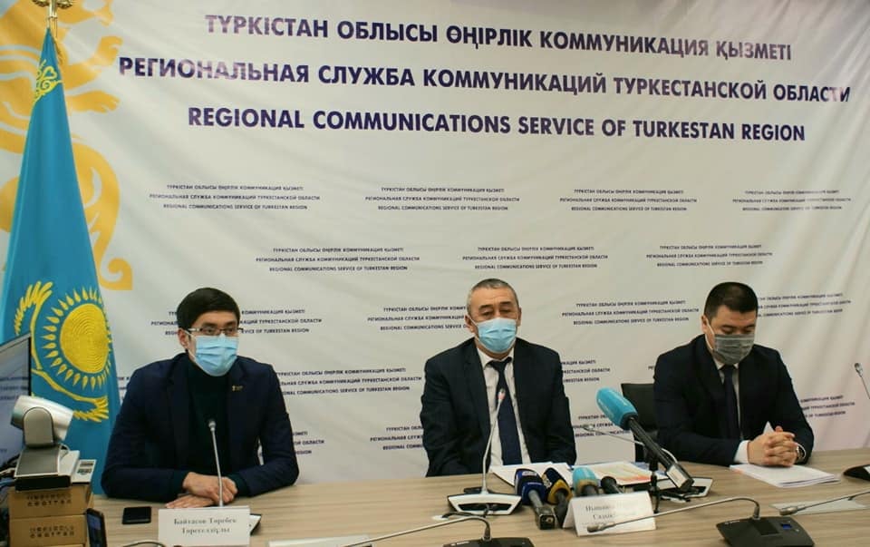 ТҮРКІСТАН ОБЛЫСЫНДА КОРОНАВИРУС ЕКПЕСІН ӘУЕЛІ МЕДИЦИНА ҚЫЗМЕТКЕРЛЕРІ ҚАБЫЛДАЙДЫ.