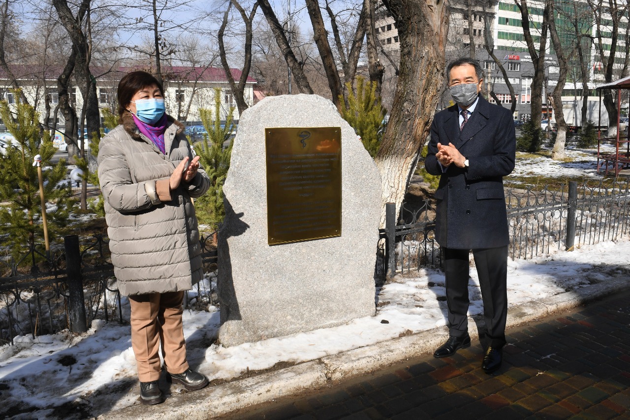 В Алматы откроется памятник медикам, боровшимся с КВИ