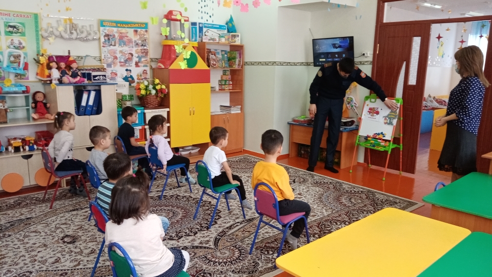 Жас ана мен ұлы порно онлайн көреді Тілдік суретті көрсетіп тұрған жалаңаш қыз