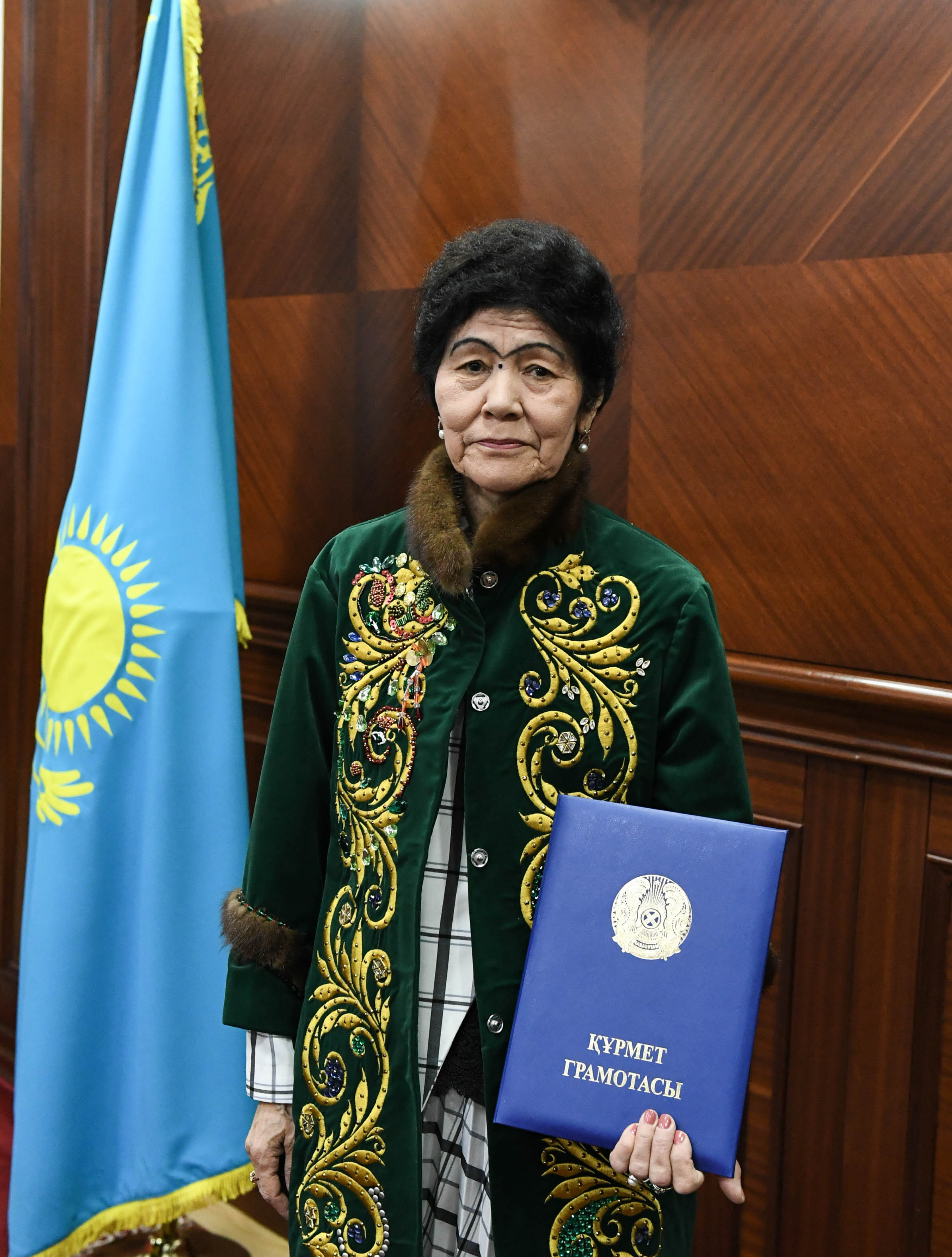 Облыс әкімі мемлекет және қоғам қайраткері Алмагүл Божанованы мерейлі 75 жасымен құттықтады