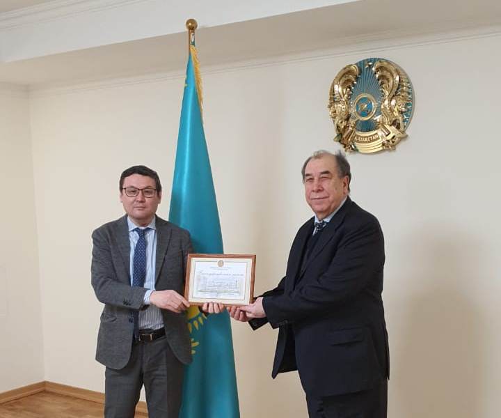 Ресейлік баспагер Қазақстан Республикасы Мәдениет және спорт министрінің мақтау қағазымен марапатталды