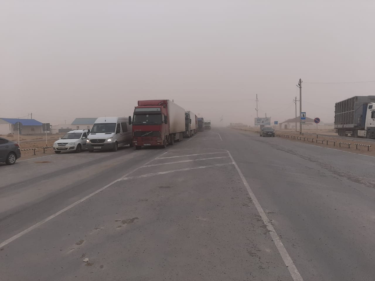 На казахстанско-узбекской  границе замедлен пропуск транспорта