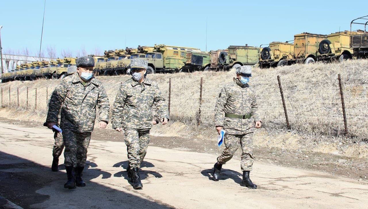 Министр обороны посетил базы хранения вооружения и техники