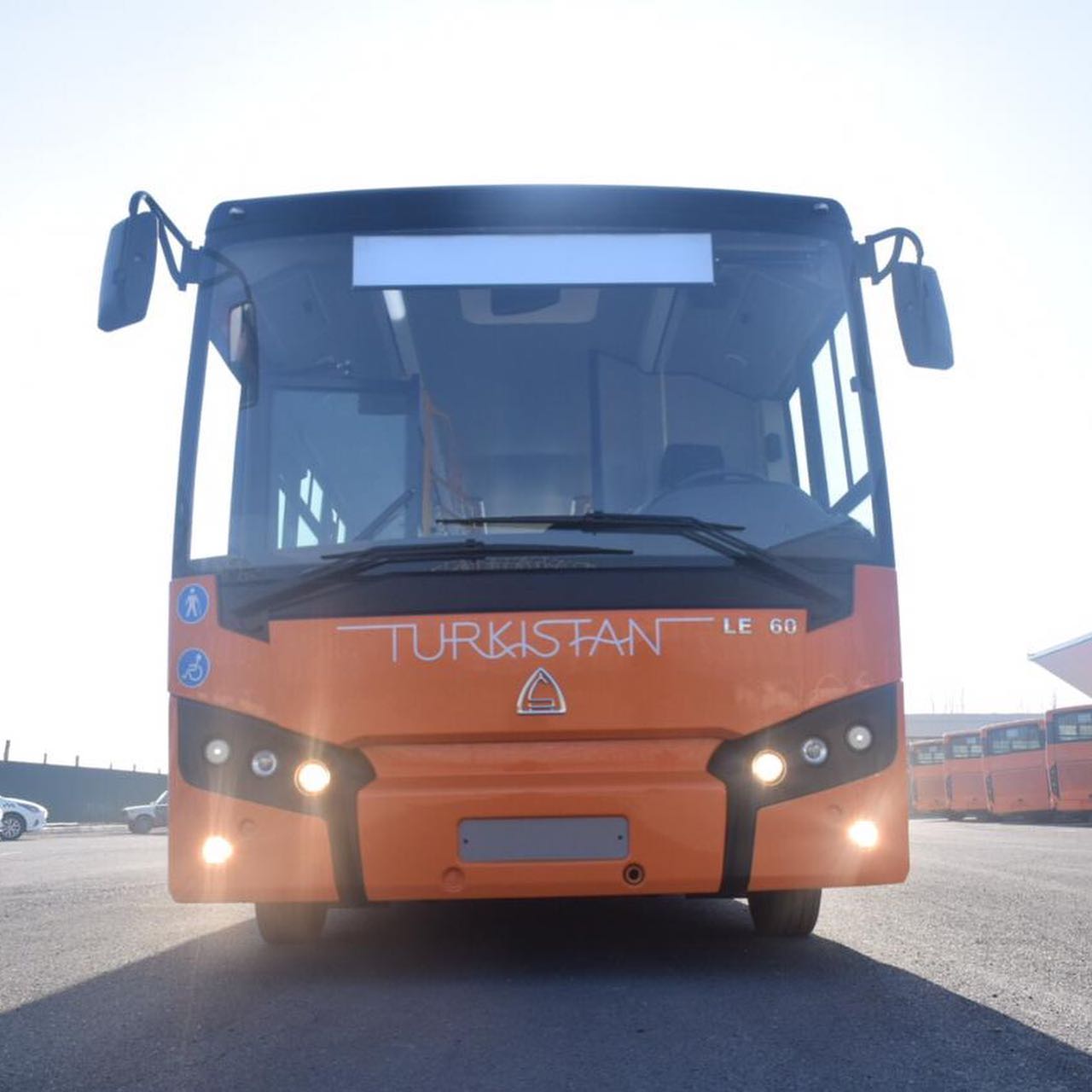 Автобуста азиялық әйел Автобуста азиялық әйел