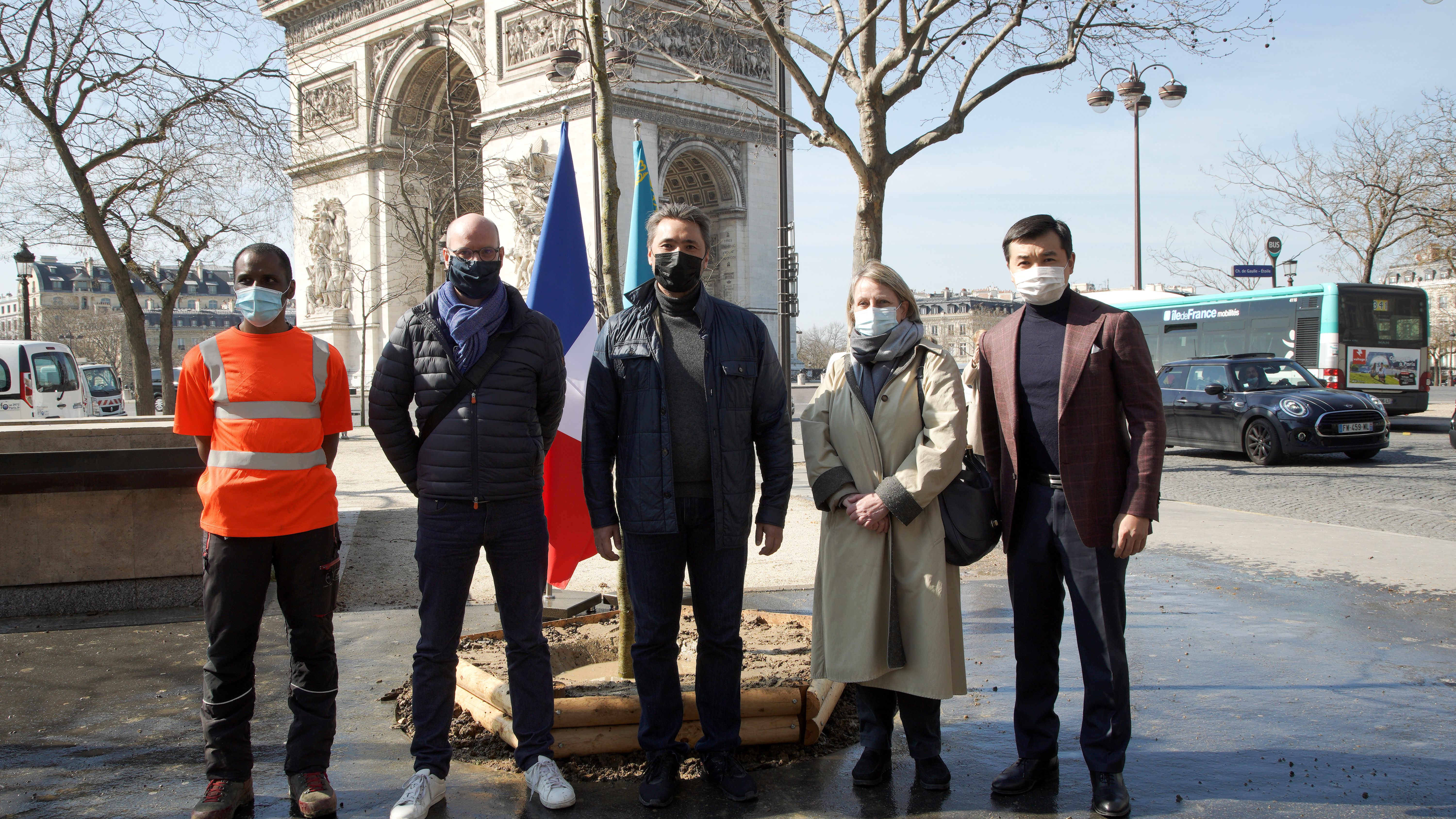 Un arbre en hommage à l’amitié entre Nur-Sultan et Paris est planté près de l’Arc de Triomphe
