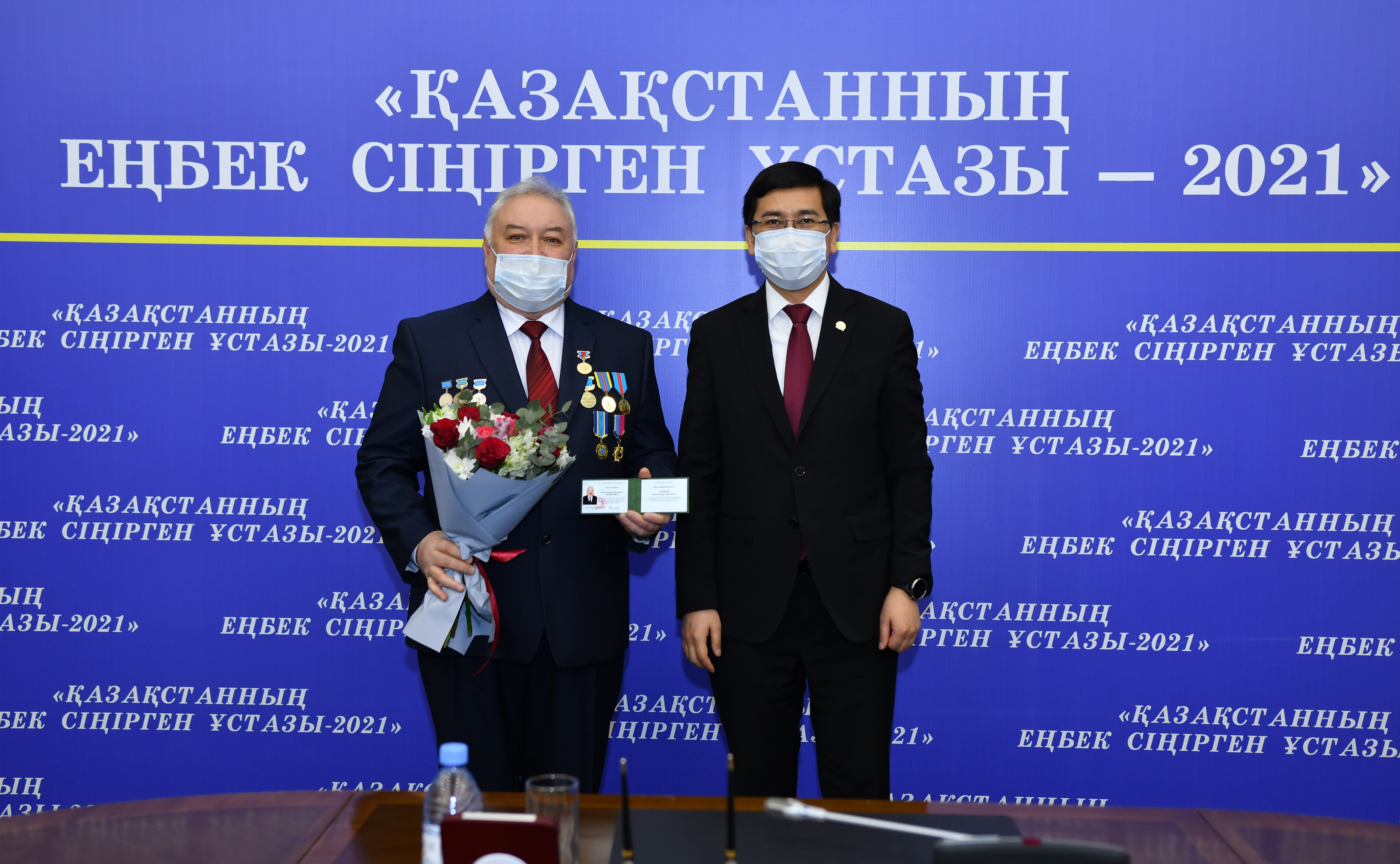 В Казахстане впервые вручили педагогам государственную награду «Қазақстанның еңбек сіңірген ұстазы»