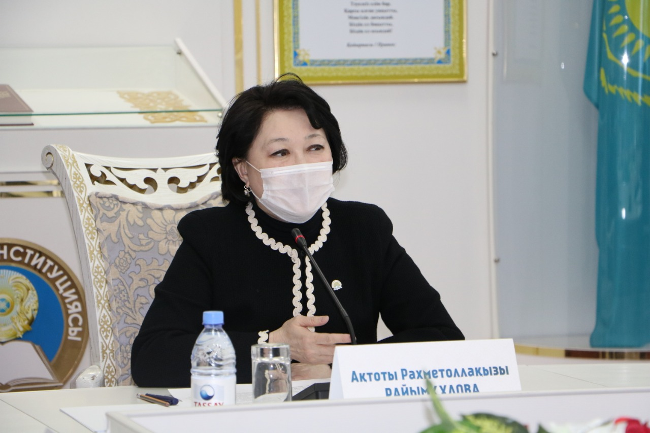 Ақтоты Райымқұлова шығармашыл балалармен кездесті