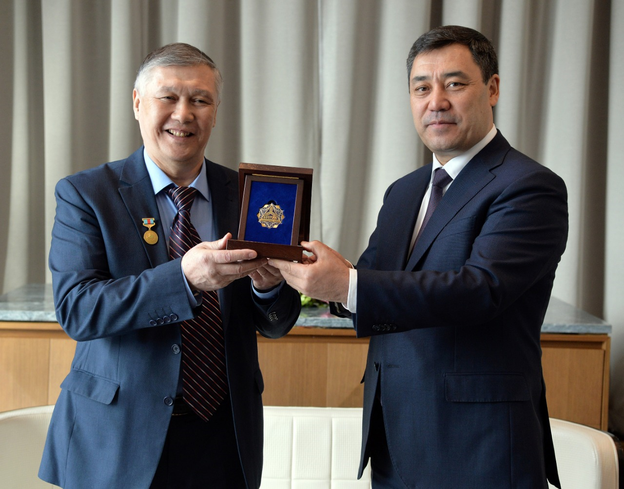 Садыр Жапаров вручил единственному манасчи в Казахстане орден «Достук»