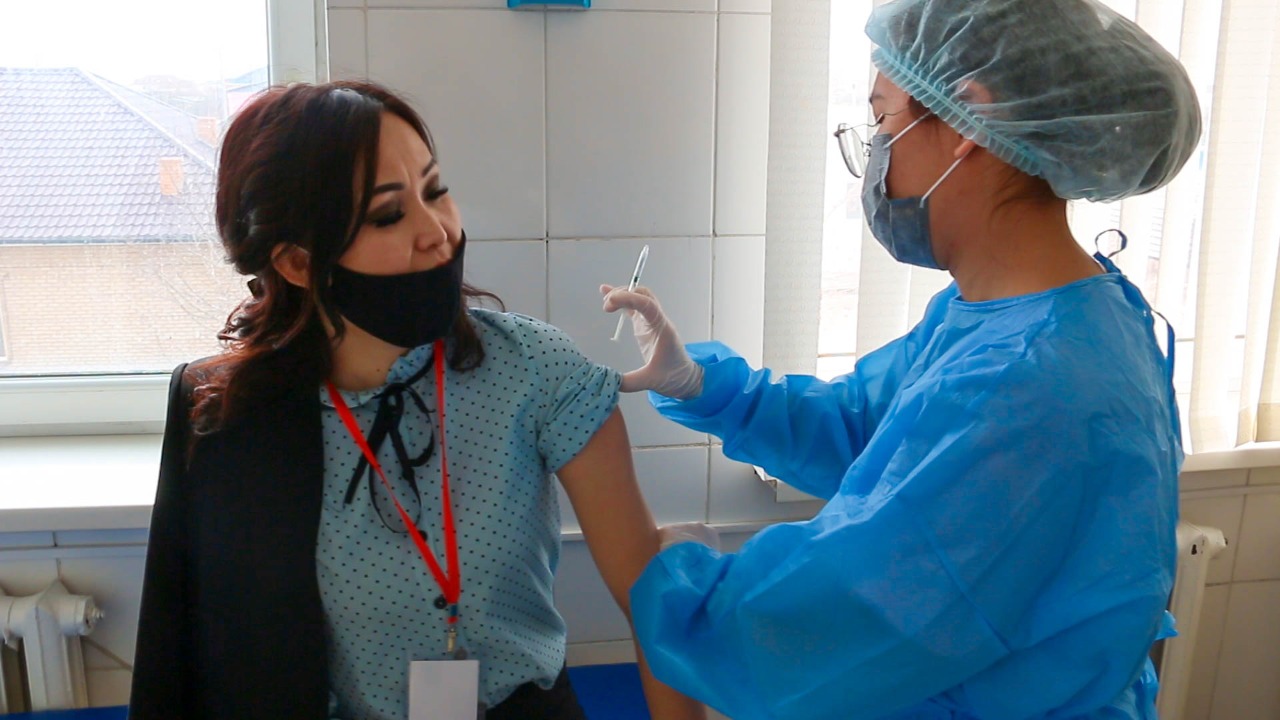 Кызылординские педагоги начали получать вакцину от Covid-19