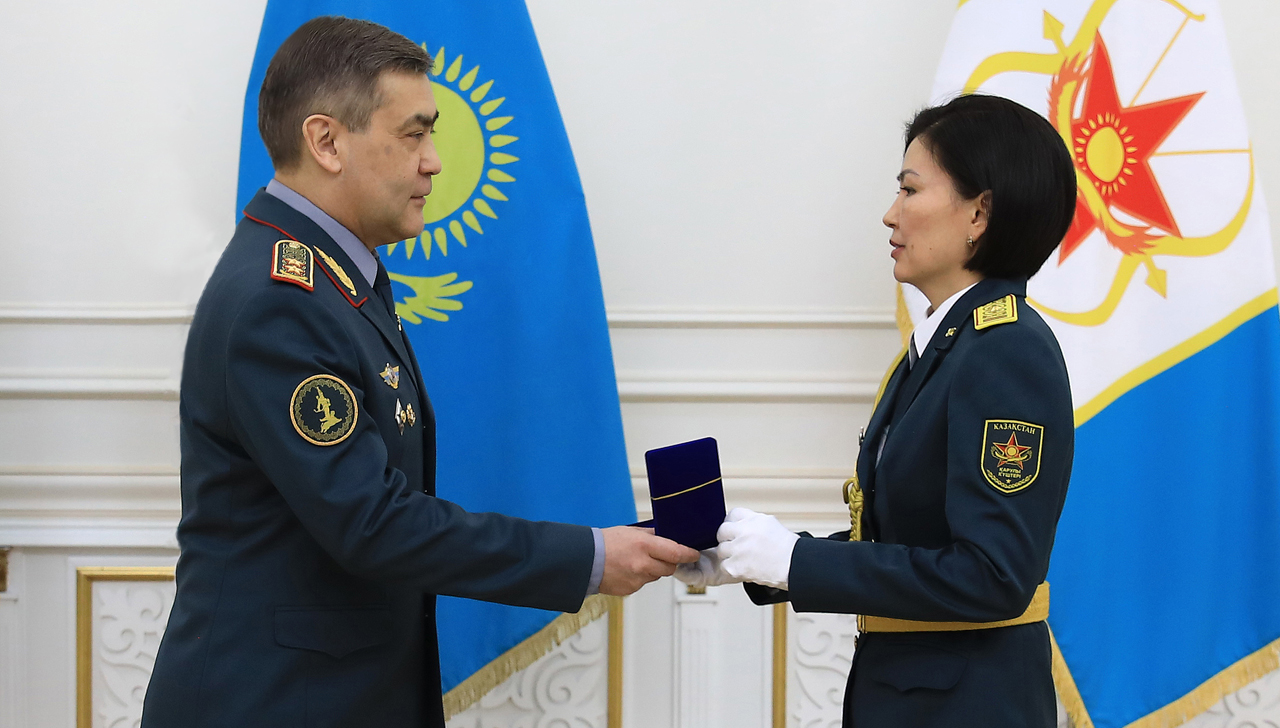 Министр обороны поздравил женщин с 8 марта