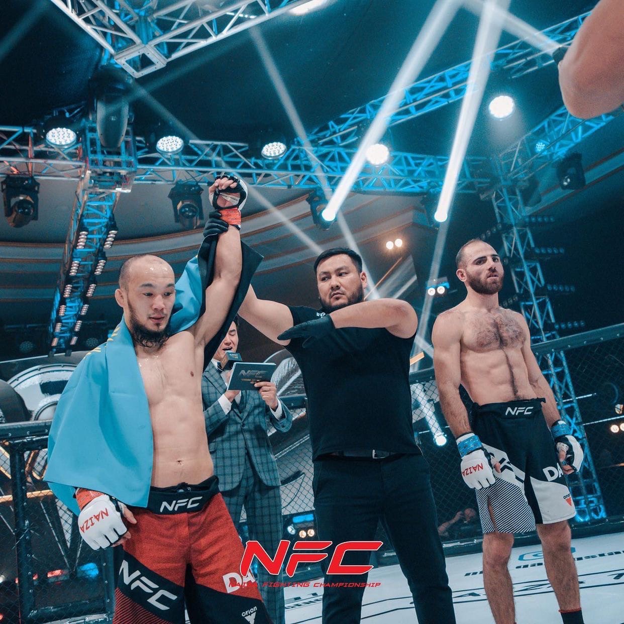 Туған күн кешінде жалаңаш ерлер Иркутскінің жалаңаш әйелдері