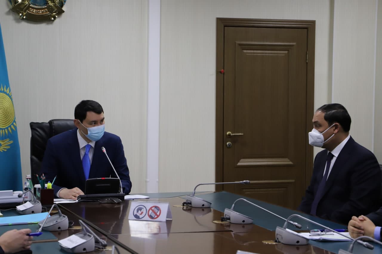 Министр финансов РК представил коллективу нового вице-министра финансов РК Ербола Карашукеева.
