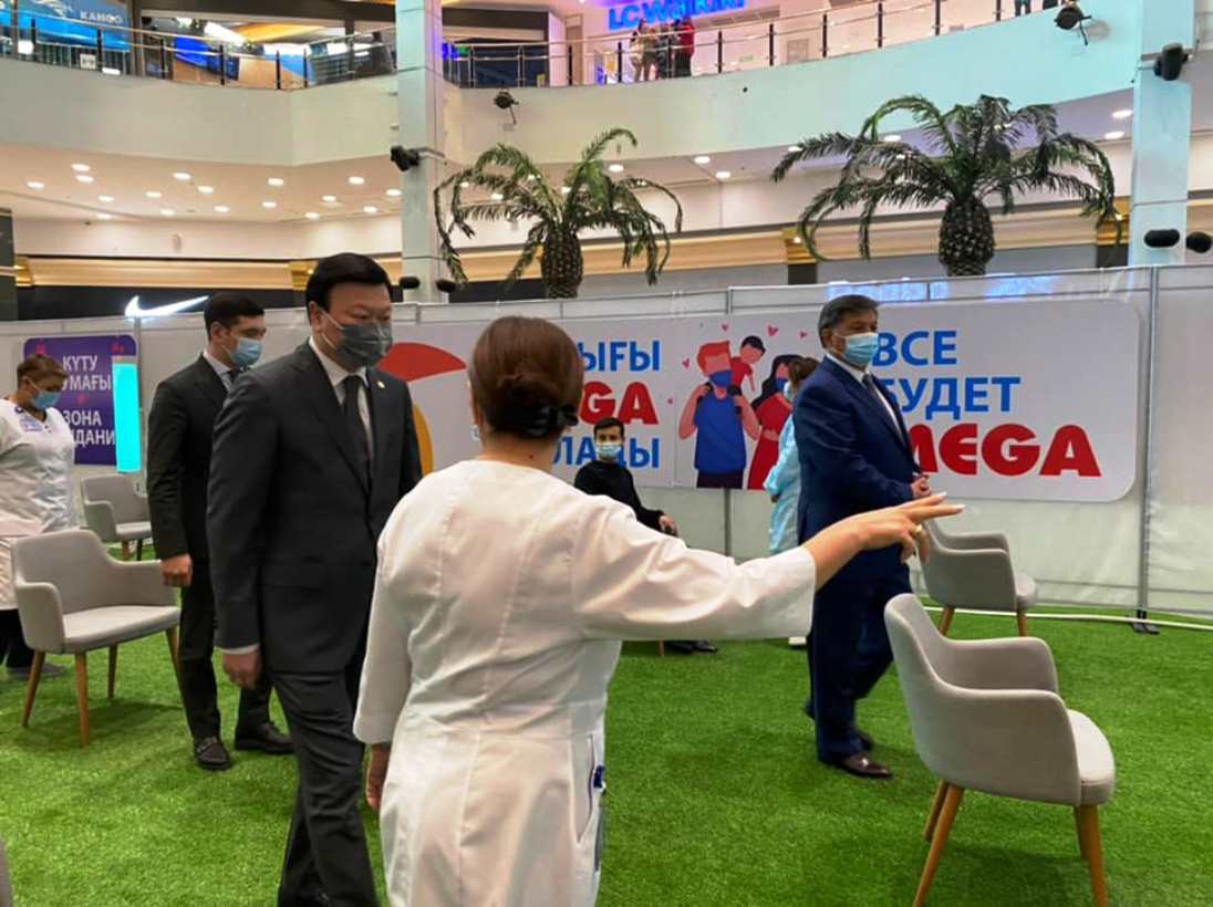 Денсаулық министрі Алматыдағы «Мега Алматы » СОО-дағы вакцинация пунктіне барды