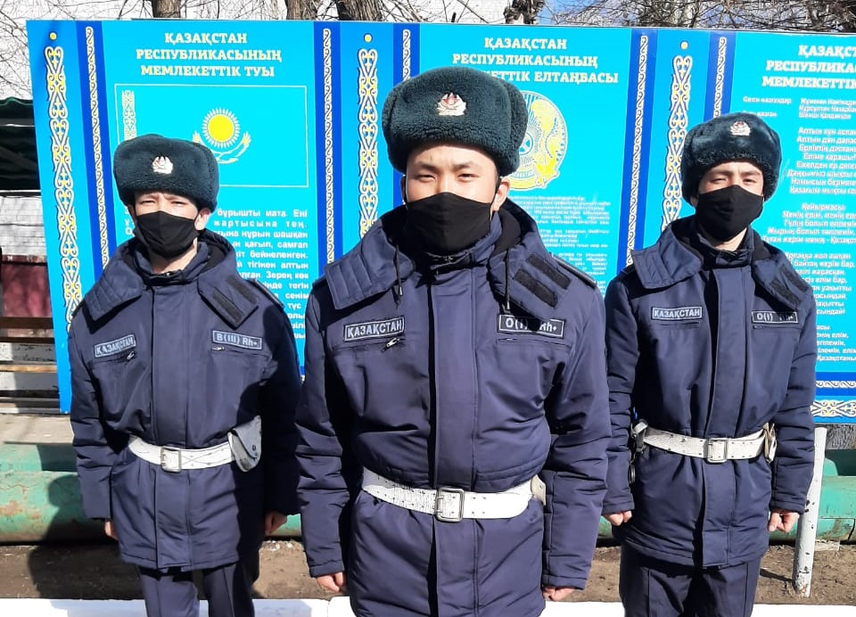 Петропавлда ер адам әскерилерге бөтелкемен қоқан-лоққы көрсетті