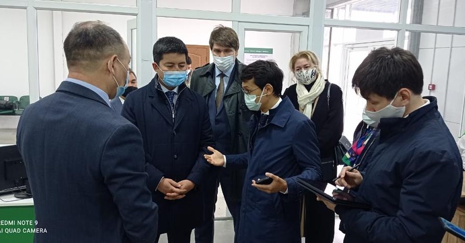 ҚР цифрлық даму, инновациялар және аэроғарыш өнеркәсібінің министрі Б.Мусин Зашаған кентіндегі арнайы халыққа қызмет көрсету орталығының ғимаратында орналасқан «Ашық әкімдіктің» филиалын аралады