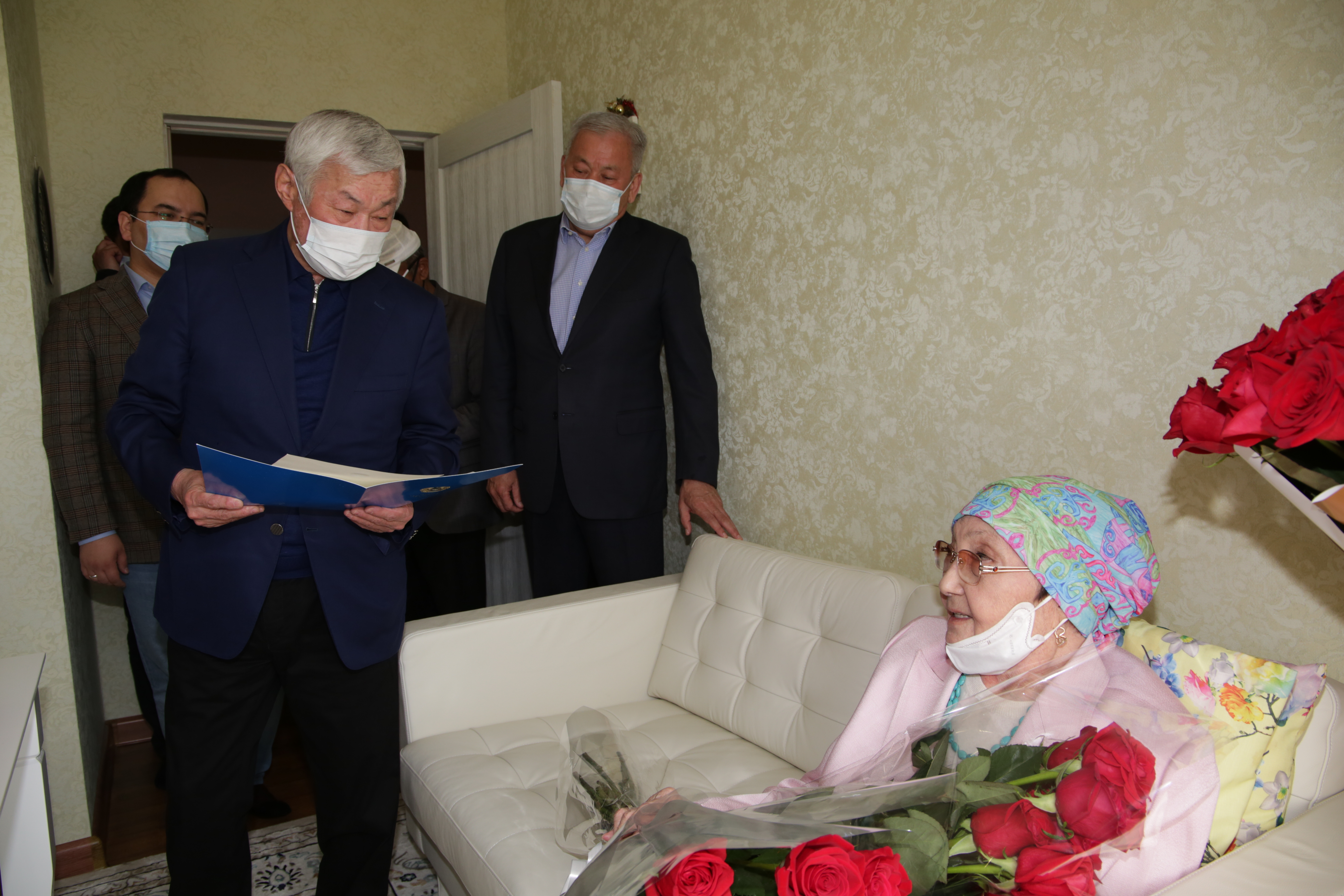 Аким области поздравил с юбилеем поэтессу Куляш Ахметову