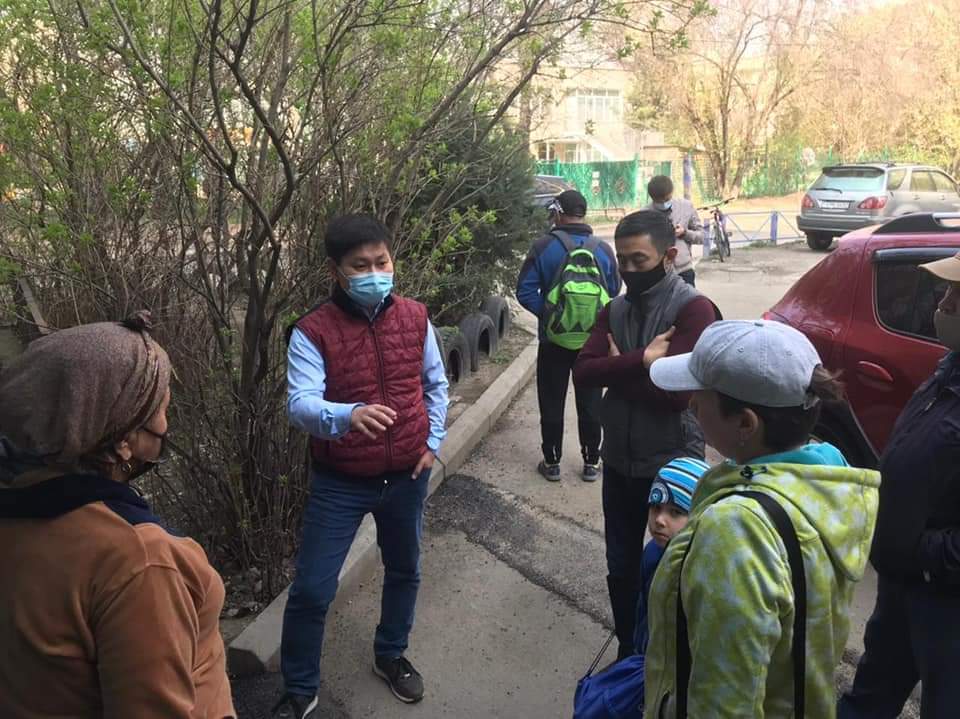 Басқарма басшысының орынбасары Нұрбол Қажин қызмет көрсетуші өкілдері және жауапты қызметкерлермен бірге Жароков к., 281А мекенжайында тұратын тұрғынның бірқатар мәселелері бойынша жұмыс сапарын өткізді.