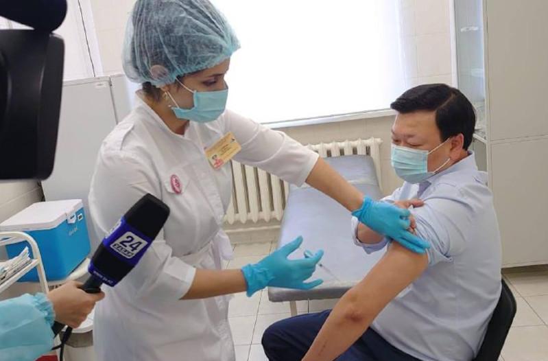 Денсаулық сақтау министрі Алексей Цой қазақстандық QAZVAC вакцинасымен егілді