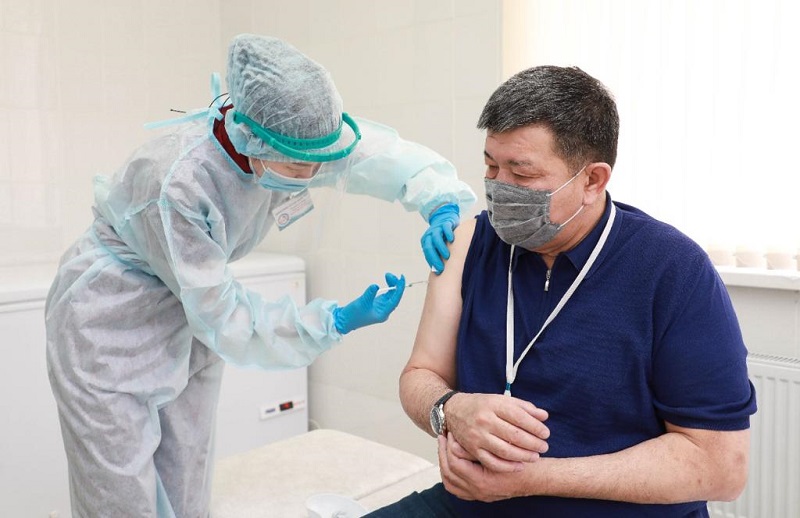 АТЫРАУ ОБЛЫСЫ ӘКІМІ МАХАМБЕТ ДОСМҰХАМБЕТОВ КОРОНАВИРУСҚА ҚАРСЫ ВАКЦИНА САЛДЫРДЫ