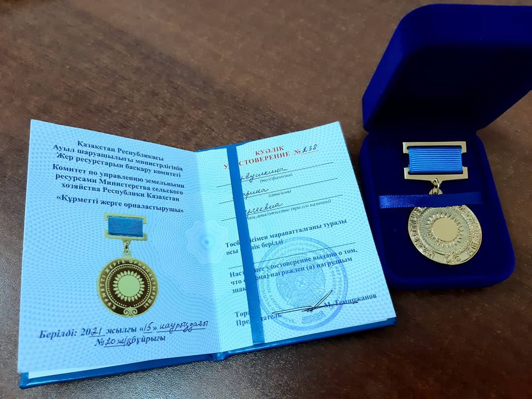 Шектеусіз порно көру: Үлкен мүшесі қыздықты бұзады Джулия Ковамен жыныстық қатынас