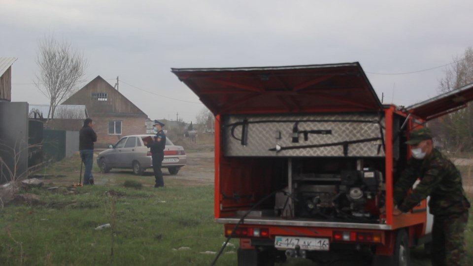 Шағын өрт сөндіру автокөлігі отты сөндіруде