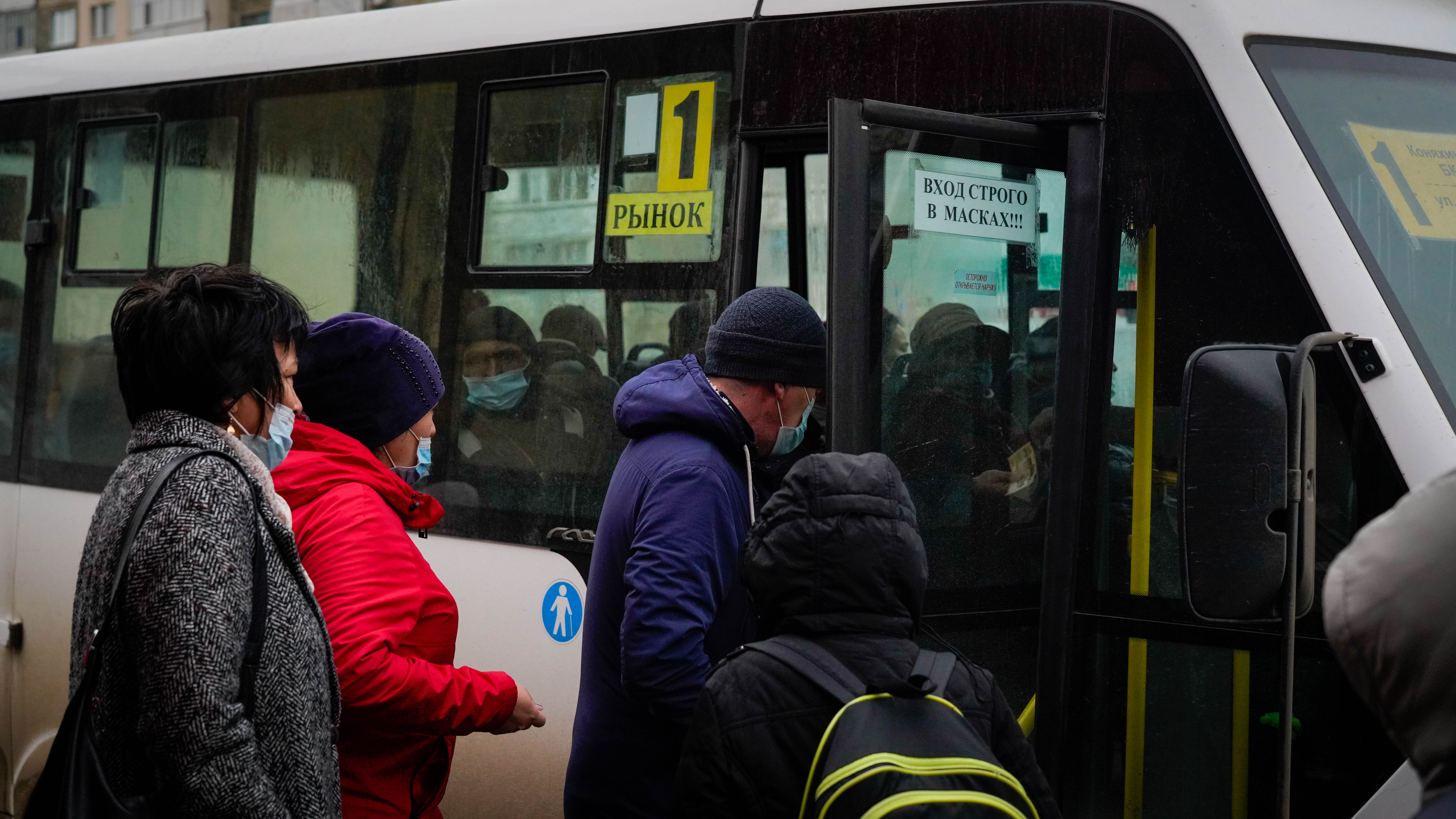Орал қаласы әкімдігі мен жергілікті полиция қызметі мамандарынан құралған мониторингтік топтар жолаушылардың қоғамдық көліктегі санитарлық талаптарды сақтауын тексеруде