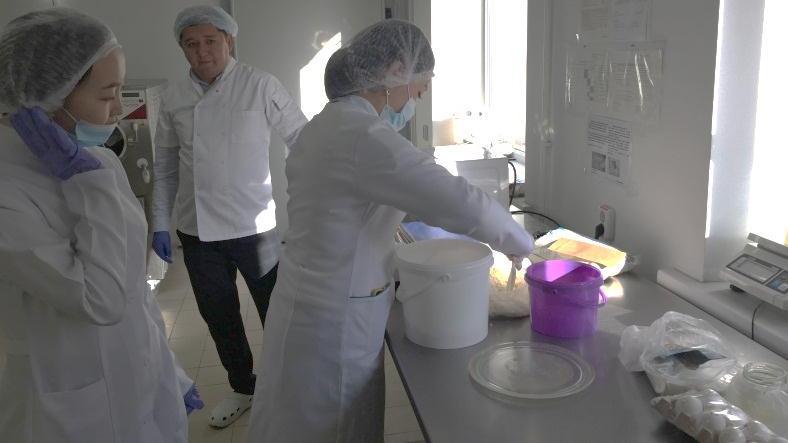 Ғылым және өндіріс: Қарағандылық биотехнолог студенттер сүзбеден жаңа өнім шығарды