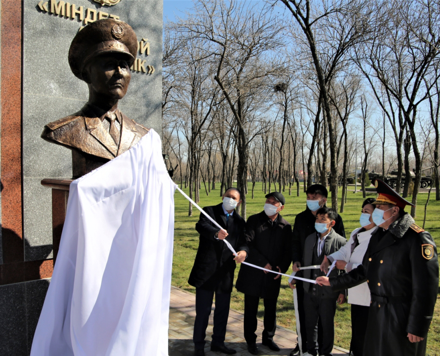 Халық қаһарманы Ғазиз Байтасовтың ескерткіші ашылды