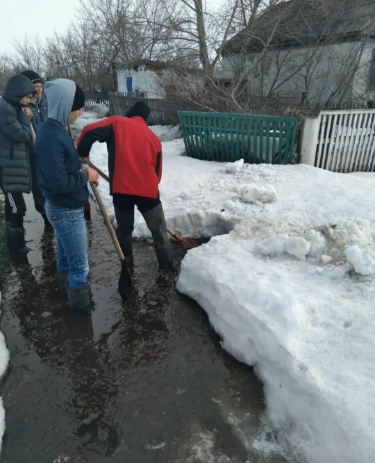 Первомай жалпы білім беру мектебінің еріктілері Первомай ауылдық округінің әкімі М.Л.Турминмен және аппарат қызметкерлерімен бірге зейнеткер Н. Н. Оковицкаяның ауласындағы еріген қар суын бұруды жүргізді.