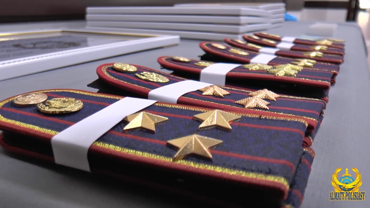 45 полицейских получили первые офицерские погоны