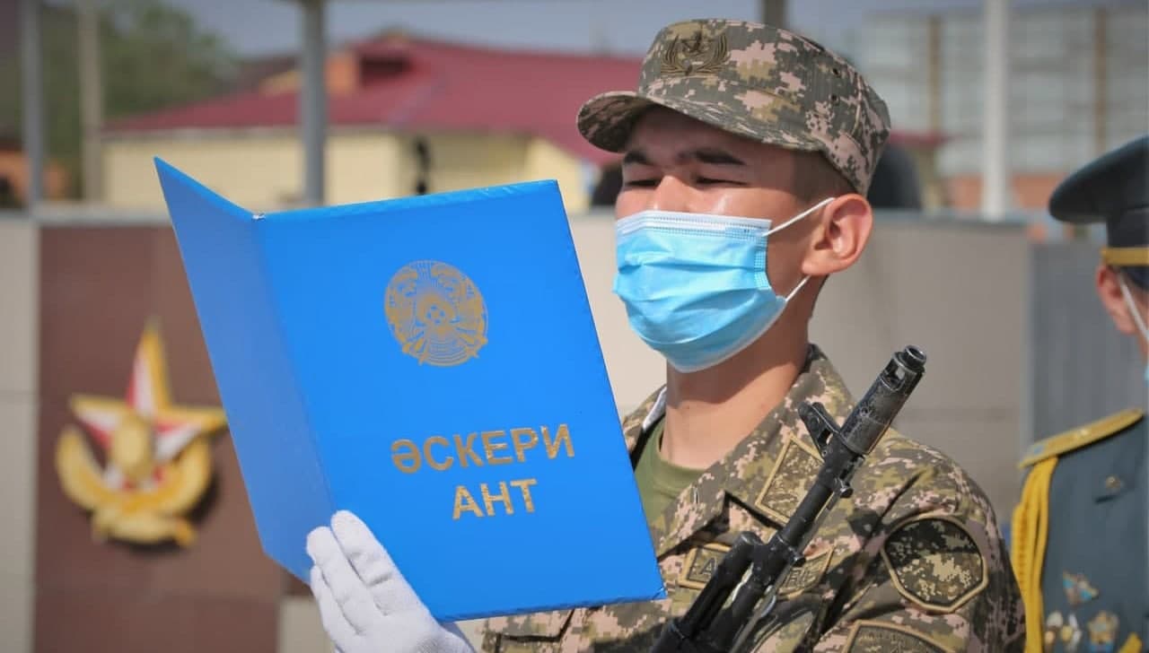 Жас сарбаздар Отанға адал болуға ант беруде