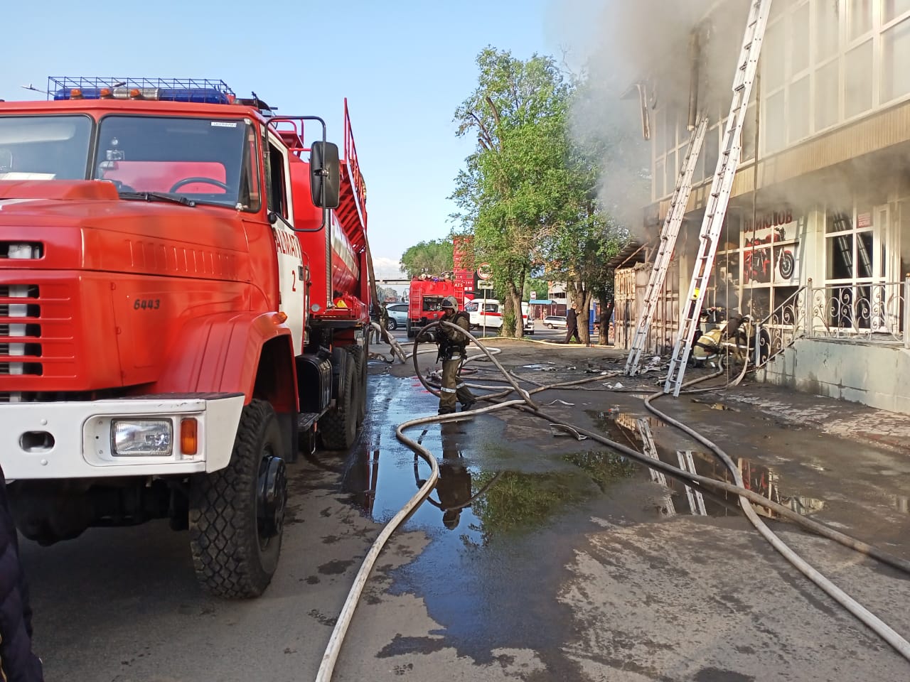 Спасли 7 человек из горящего здания в Алатауском районе