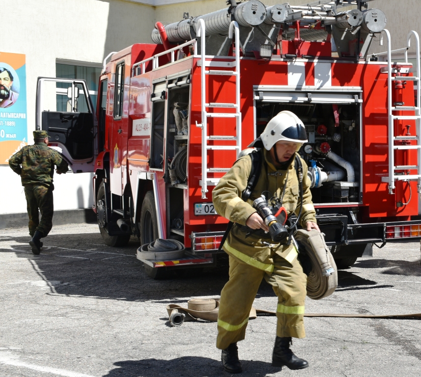 Әйелі бисексуал күйеуінің сүйіктісін шақырып алып, оны трахты (порно)