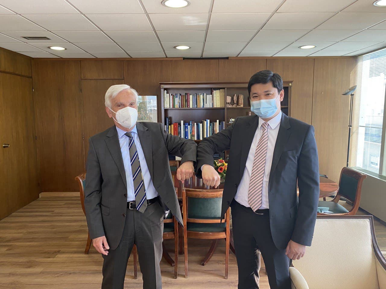 О первых казахстанско-греческих политических консультациях