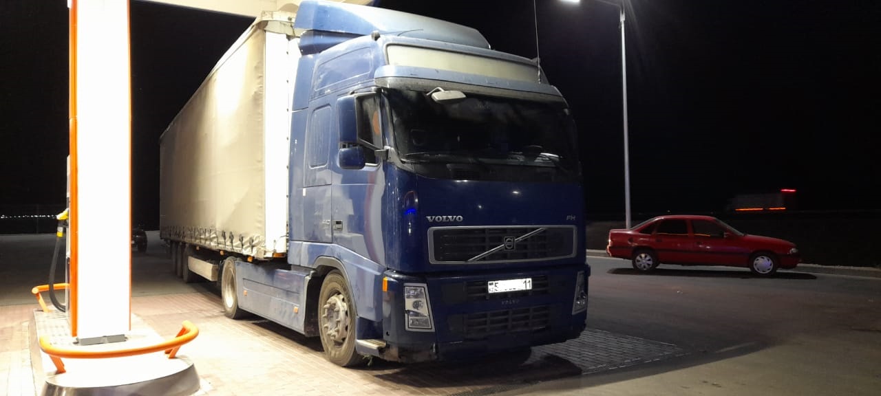 Ерлер әйелдердің сүтке толы кеудесін сорады