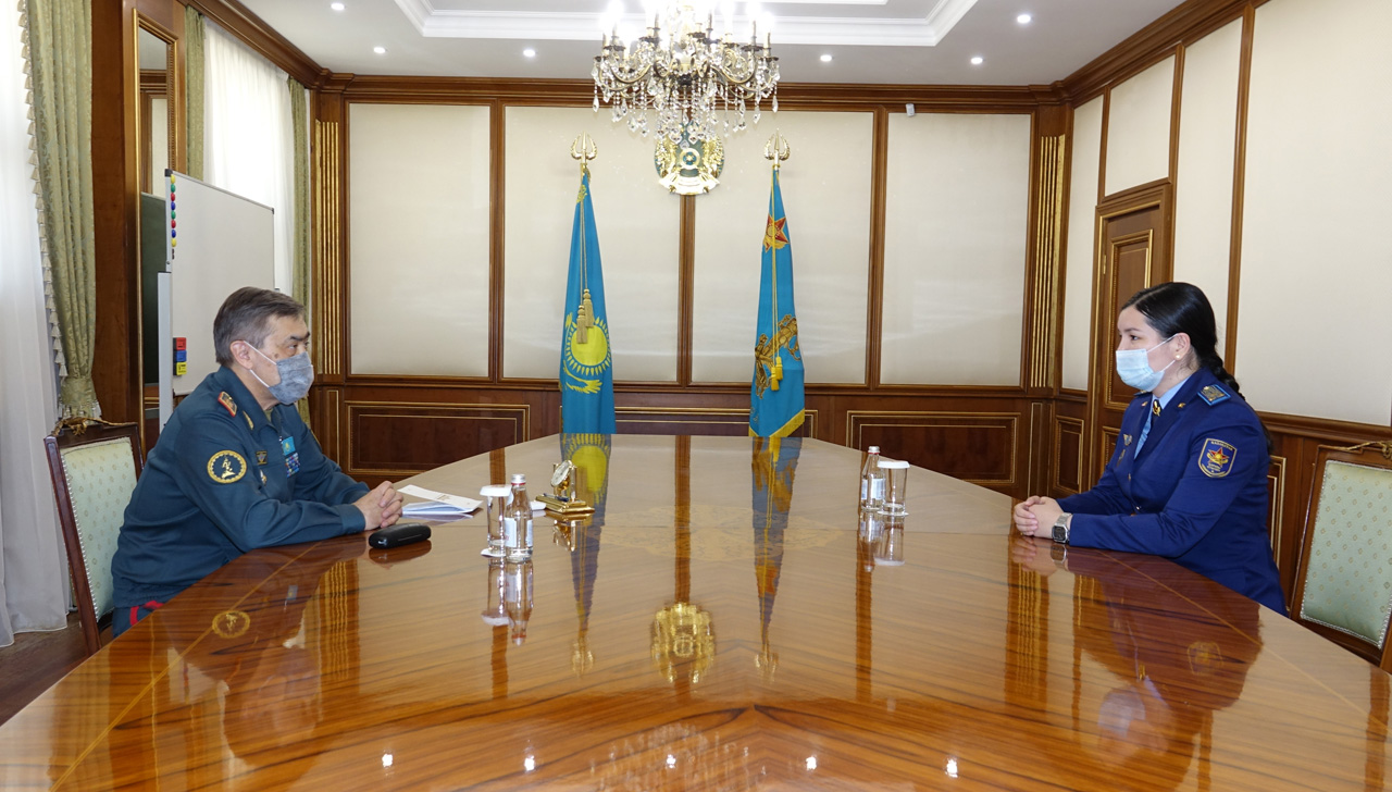 Министр обороны Казахстана генерал-лейтенант Нурлан Ермекбаев принял летчика фронтовой авиации старшего лейтенанта Ардану Ботай