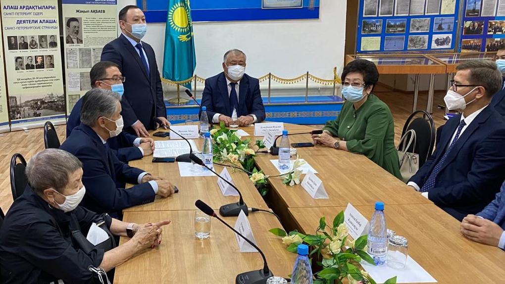 В Караганде исследователь Карлага передал ценные документы в государственный архив