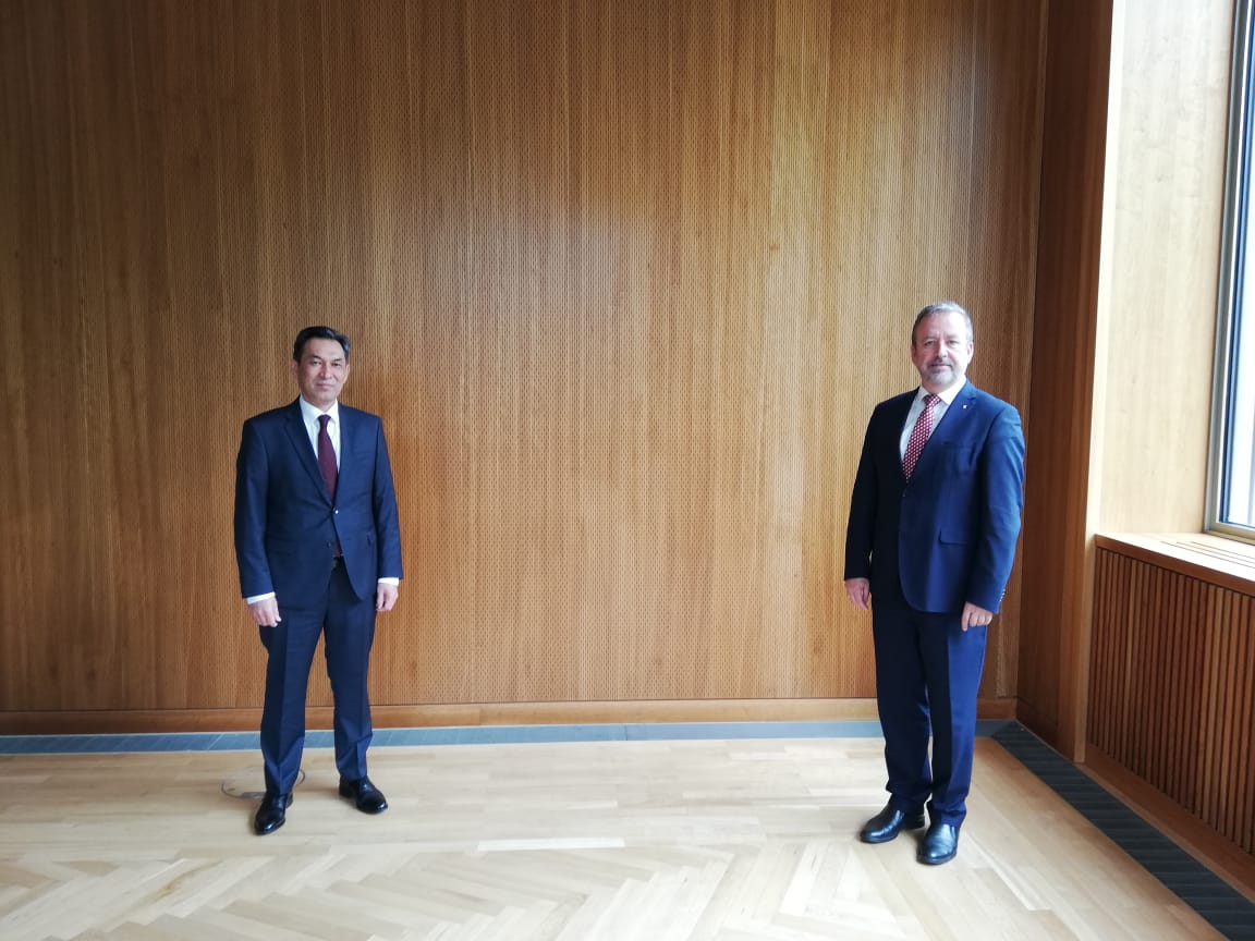Der Botschafter Dauren Karipov traf sich mit dem Beauftragten der Bundesregierung für Aussiedlerfragen und nationale Minderheiten, Mitglied des Deutschen Bundestages Herrn Dr. Bernd Fabritius